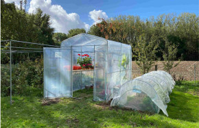 Serre Primeur largeur 2m, profondeur 2.70m, hauteur au faîtage 2.42m, 1 porte largeur 1m. Pour protéger les plantes frileuses.