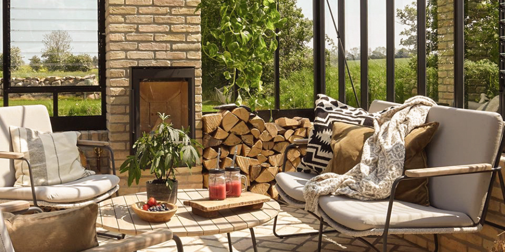 serre en verre salon cheminée