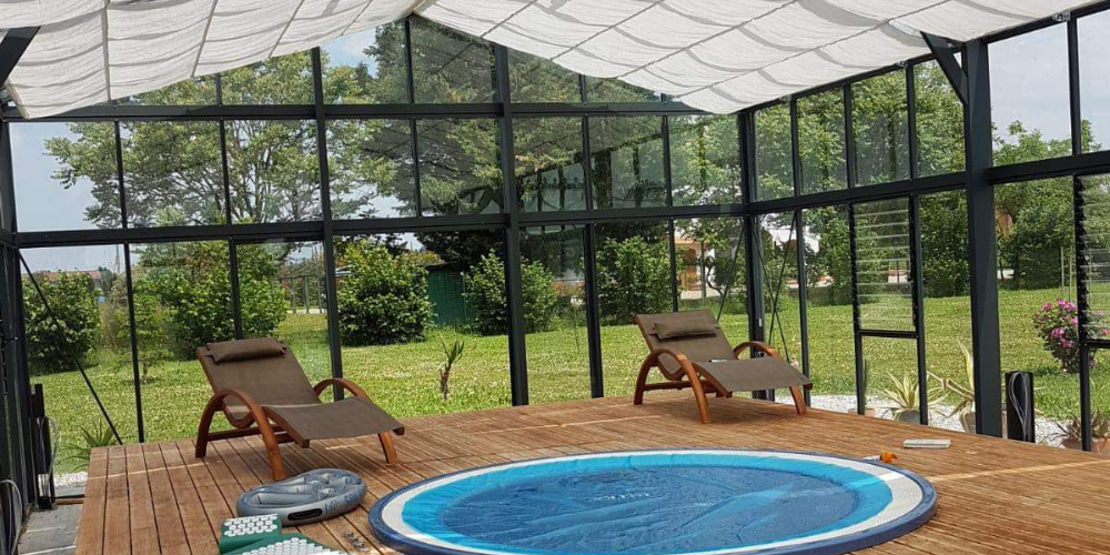 serre en verre jacuzzi