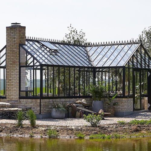 serre en verre forme T sur mur